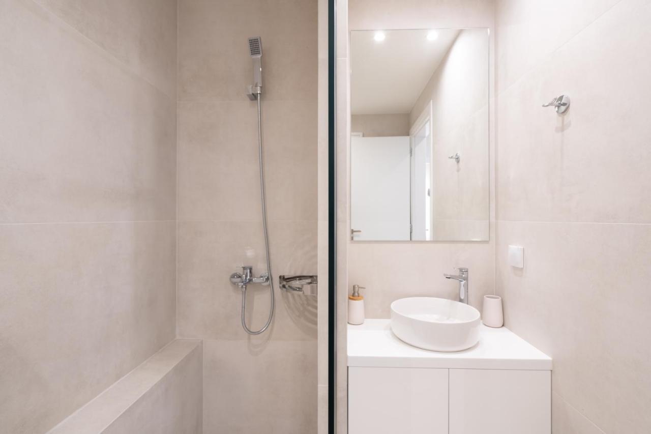 Newly Renovated 2 Bedroom Apartment, 5Min To Metro أثينا المظهر الخارجي الصورة