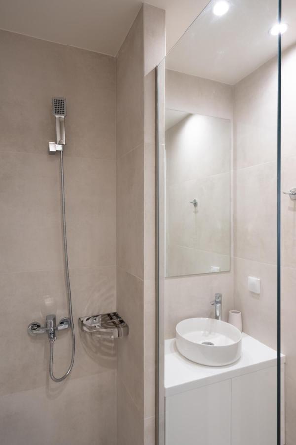 Newly Renovated 2 Bedroom Apartment, 5Min To Metro أثينا المظهر الخارجي الصورة