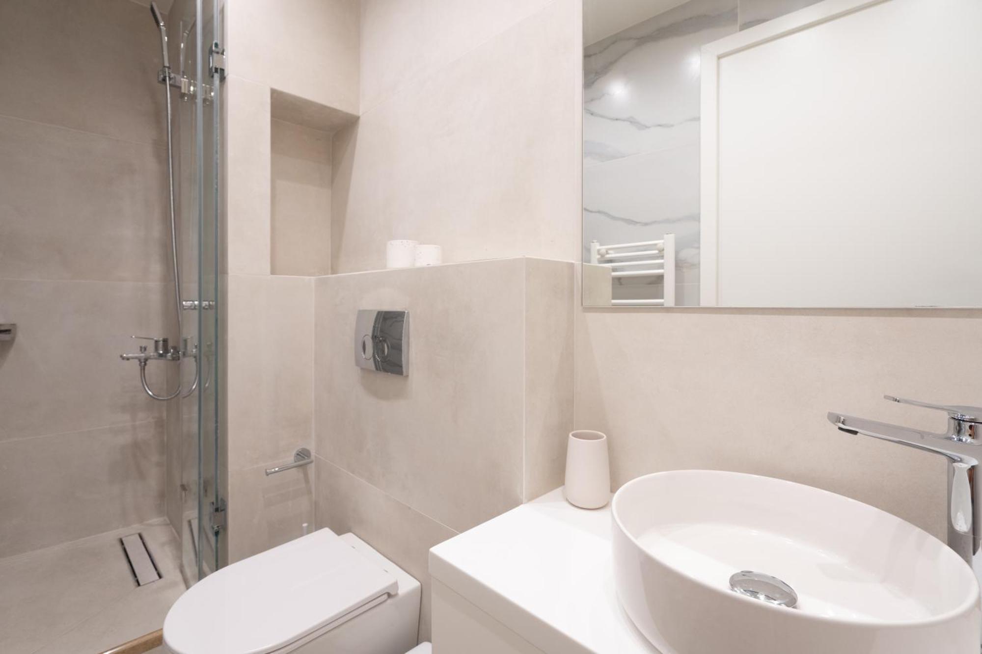 Newly Renovated 2 Bedroom Apartment, 5Min To Metro أثينا المظهر الخارجي الصورة