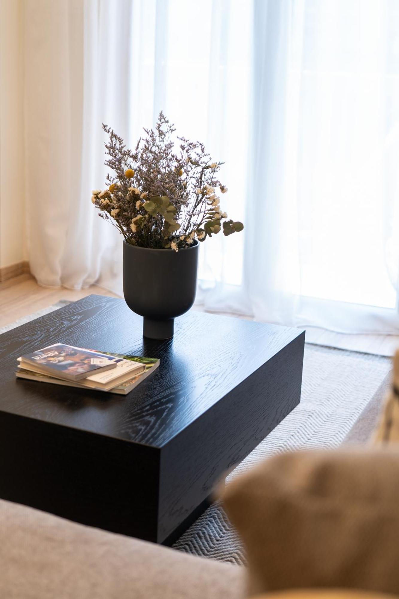 Newly Renovated 2 Bedroom Apartment, 5Min To Metro أثينا المظهر الخارجي الصورة