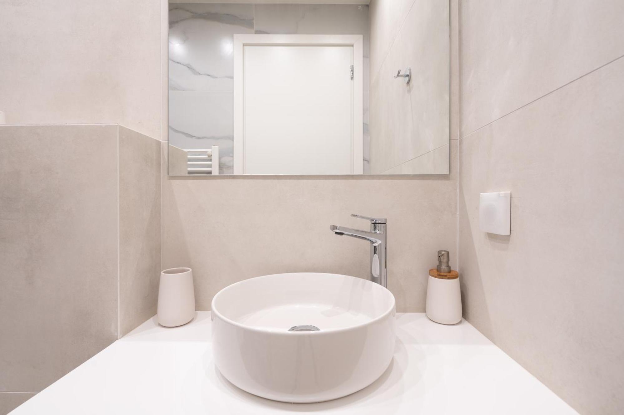 Newly Renovated 2 Bedroom Apartment, 5Min To Metro أثينا المظهر الخارجي الصورة