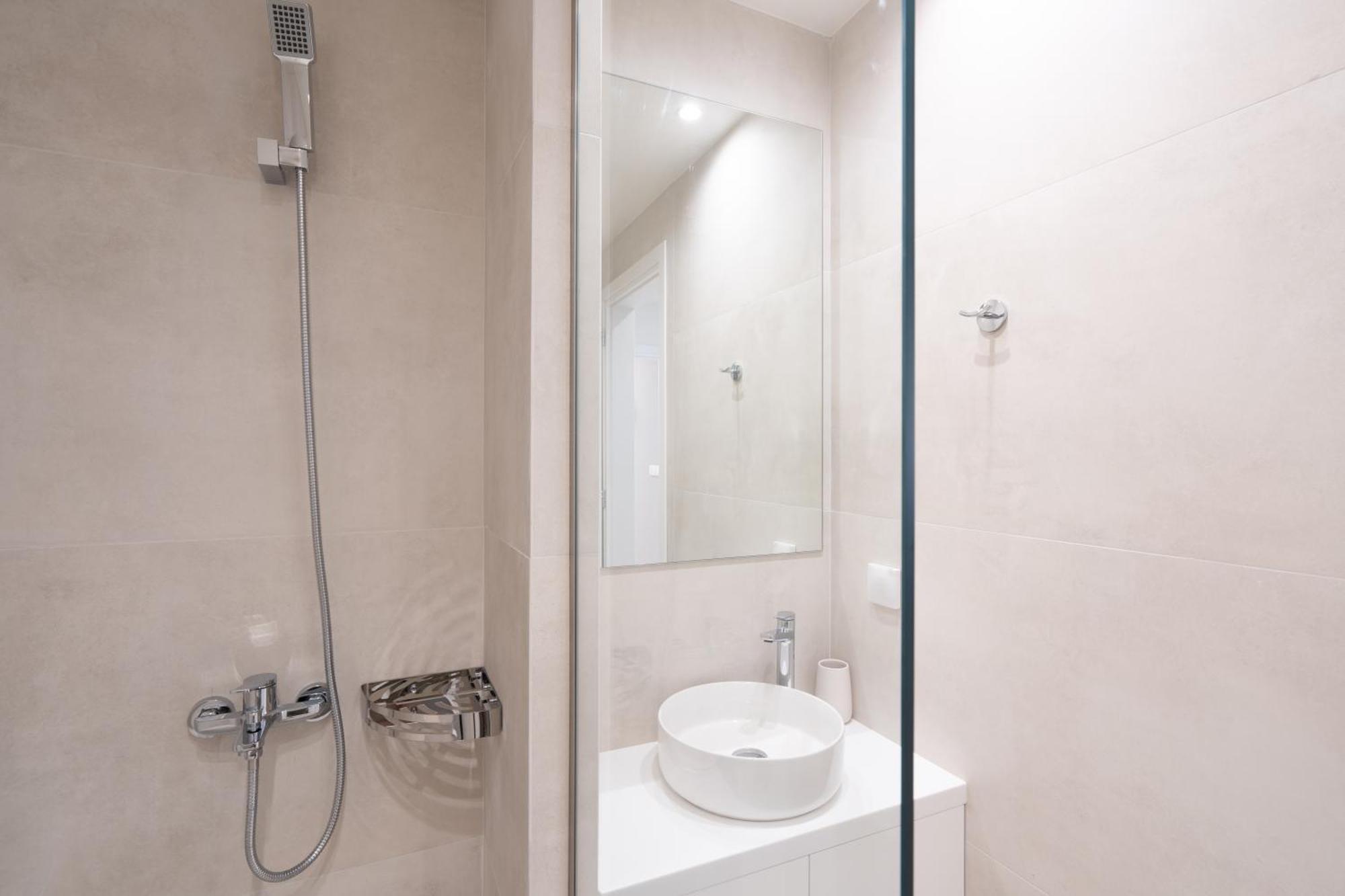 Newly Renovated 2 Bedroom Apartment, 5Min To Metro أثينا المظهر الخارجي الصورة
