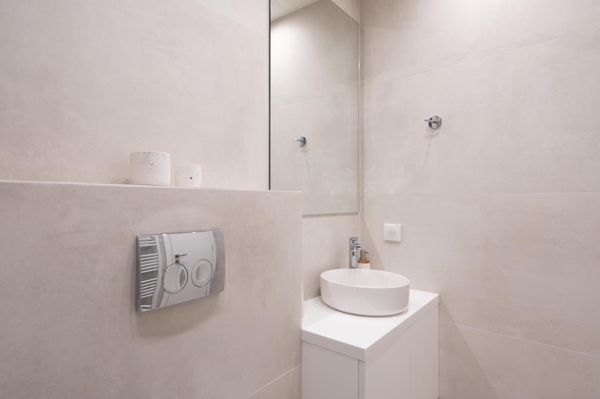 Newly Renovated 2 Bedroom Apartment, 5Min To Metro أثينا المظهر الخارجي الصورة