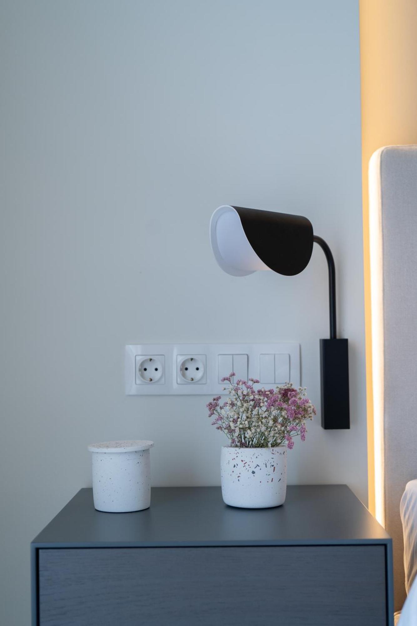 Newly Renovated 2 Bedroom Apartment, 5Min To Metro أثينا المظهر الخارجي الصورة
