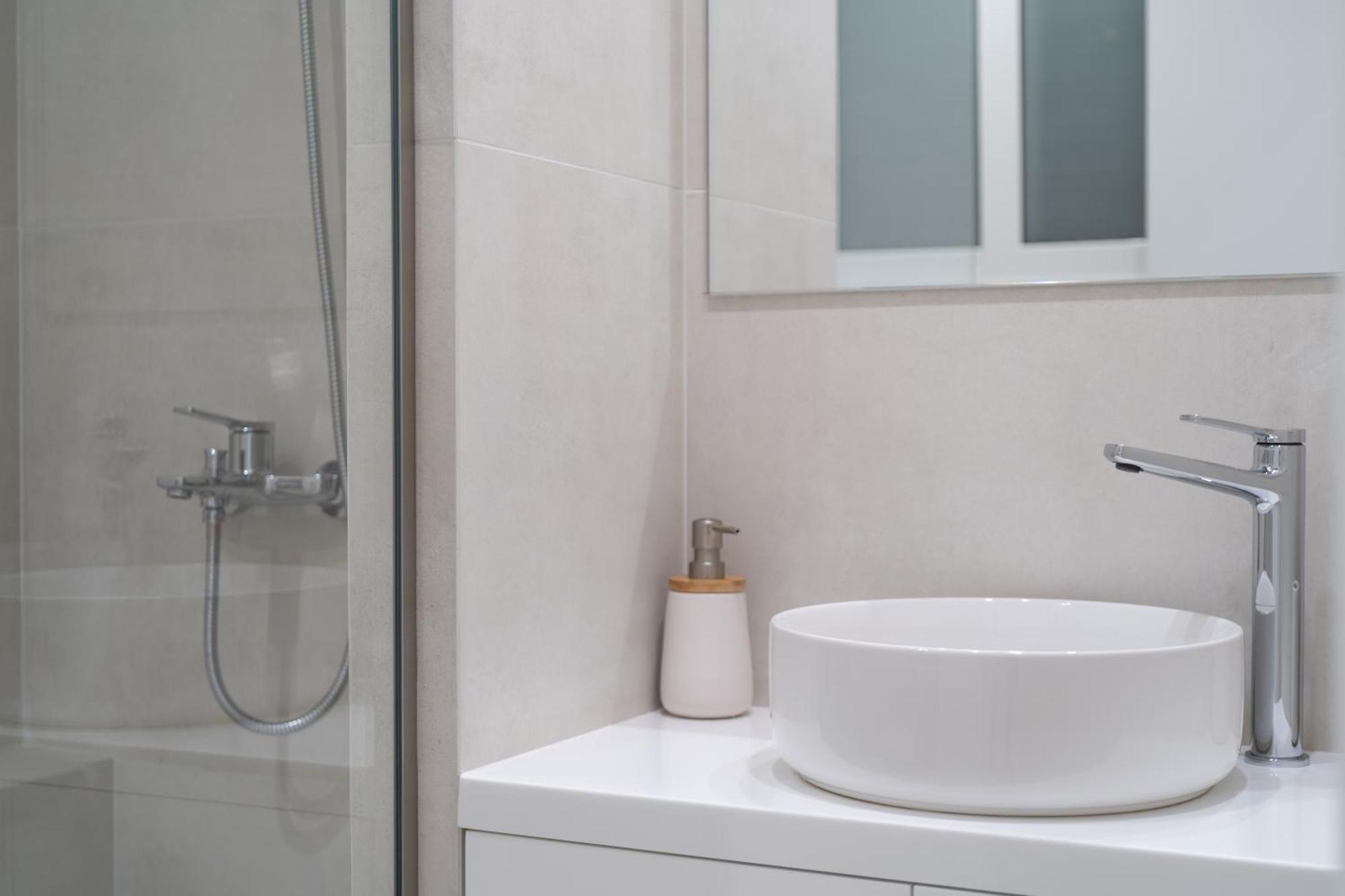 Newly Renovated 2 Bedroom Apartment, 5Min To Metro أثينا المظهر الخارجي الصورة
